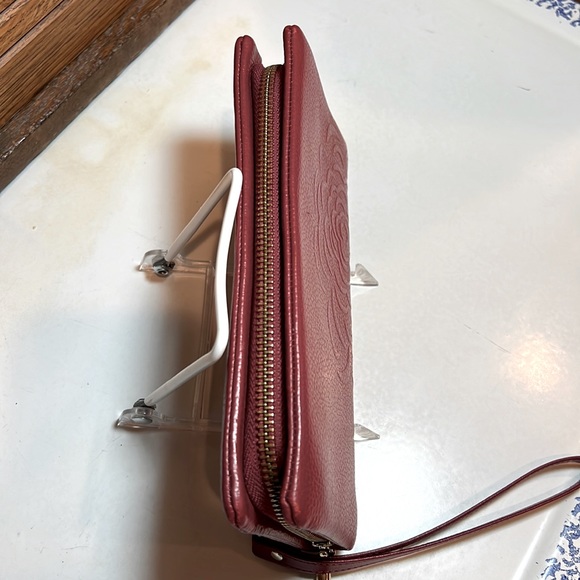 Kattee Wristlet, wallet, phone carrier in red pebble leather with embossed flwr - Picture 5 of 14